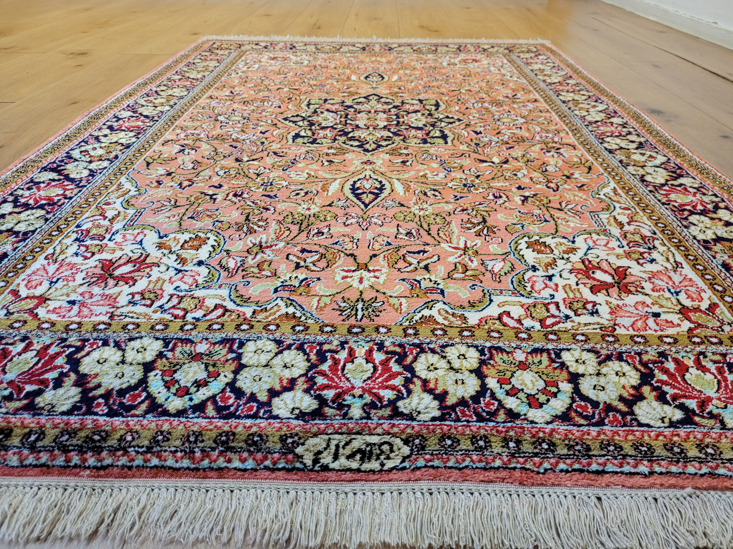 Ghom Seide auf Seide Teppich signiert florales Medaillon feine Knüpfung