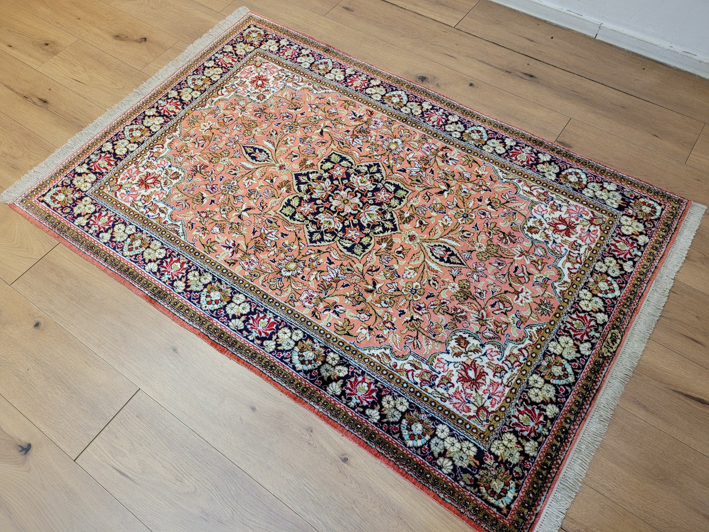 Ghom Seide auf Seide Teppich signiert florales Medaillon feine Knüpfung