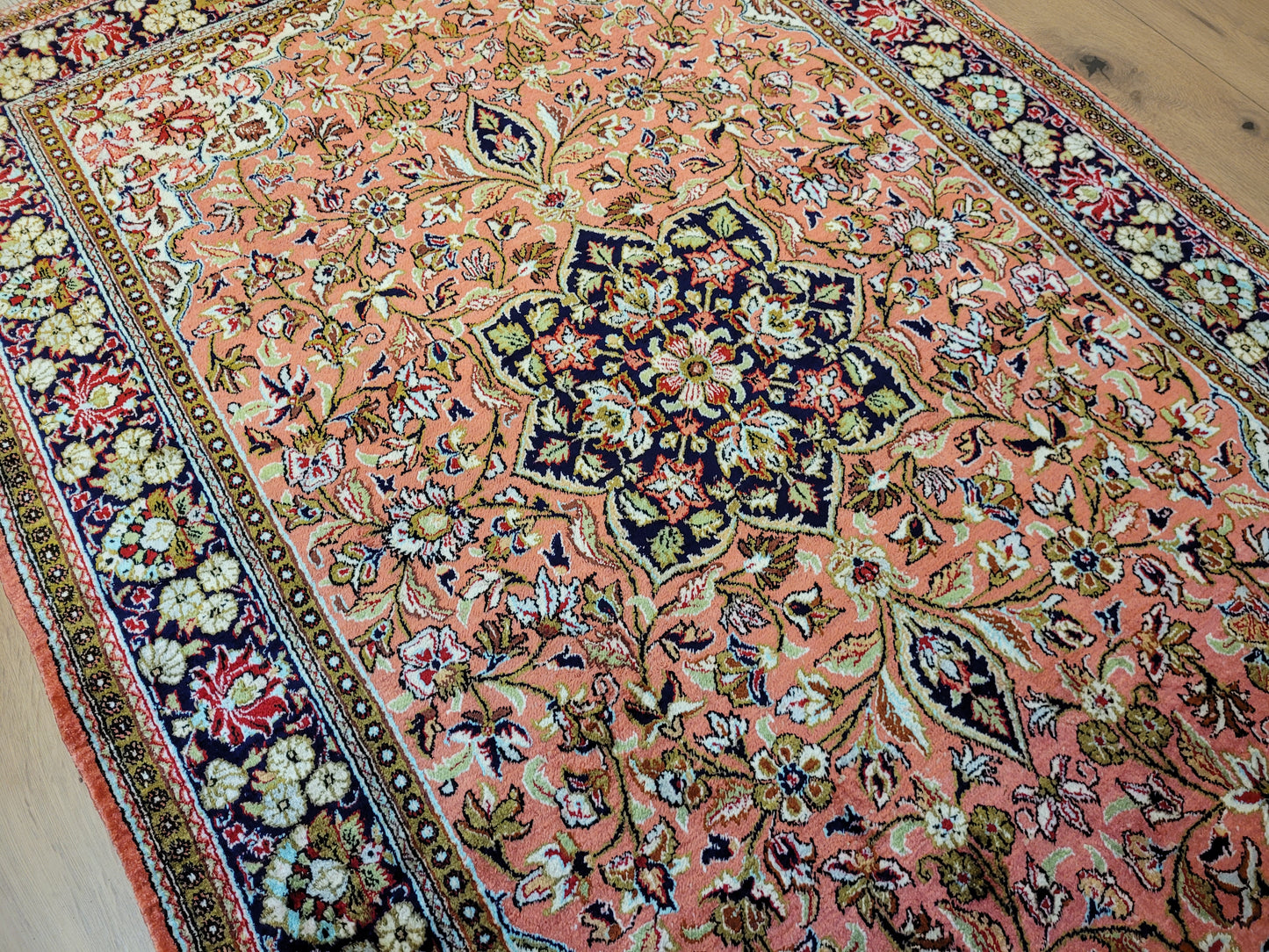 Ghom Seide auf Seide Teppich signiert florales Medaillon feine Knüpfung