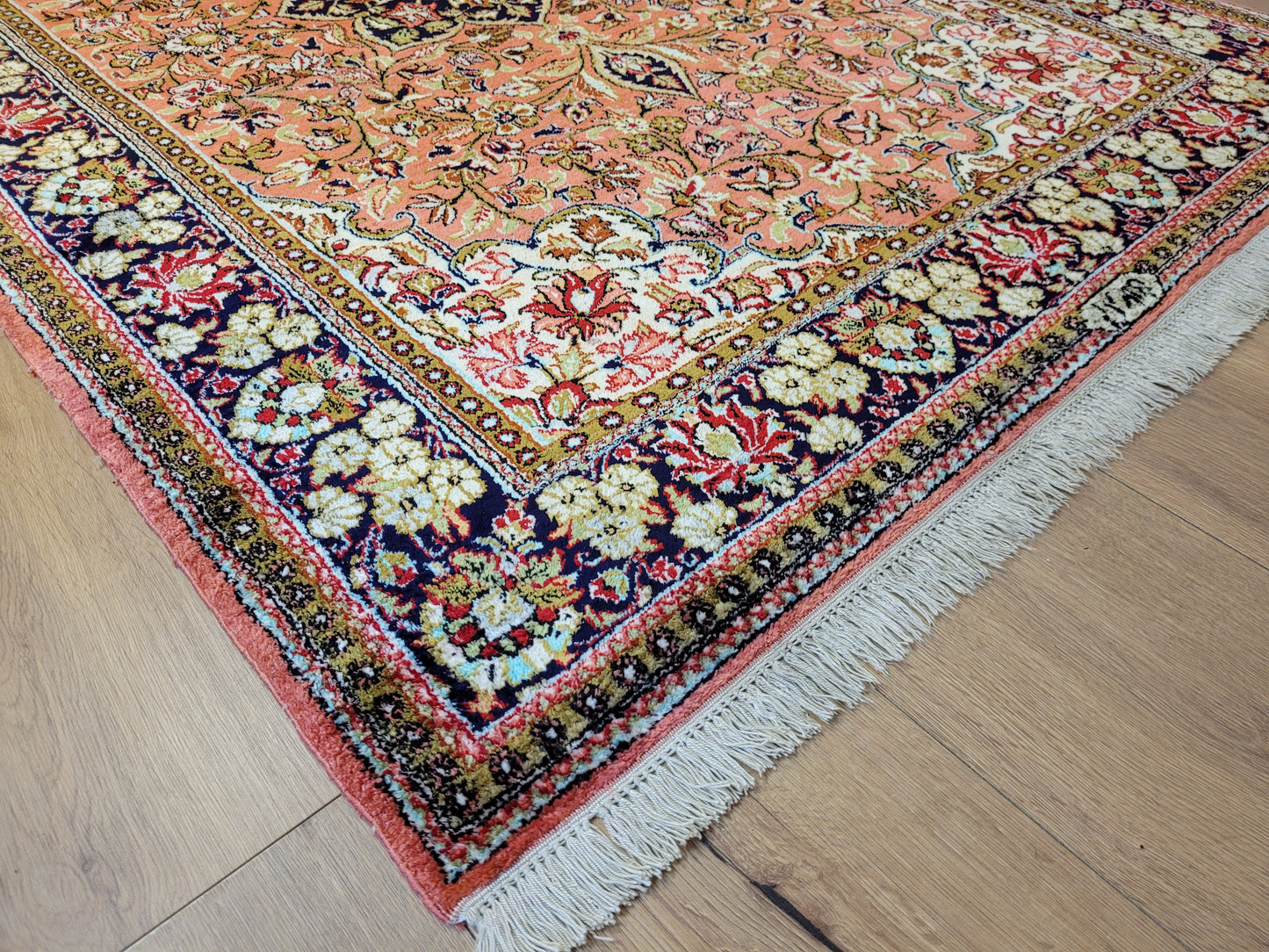 Ghom Seide auf Seide Teppich signiert florales Medaillon feine Knüpfung