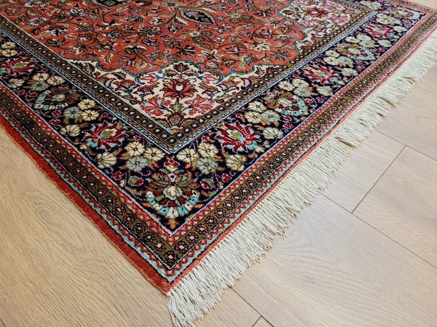 Ghom Seide auf Seide Teppich signiert florales Medaillon feine Knüpfung