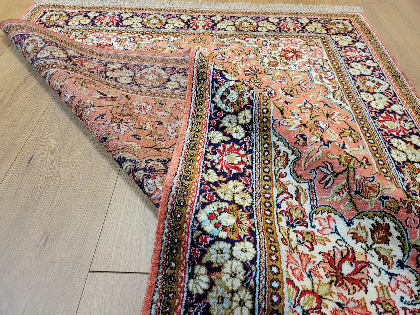 Ghom Seide auf Seide Teppich signiert florales Medaillon feine Knüpfung