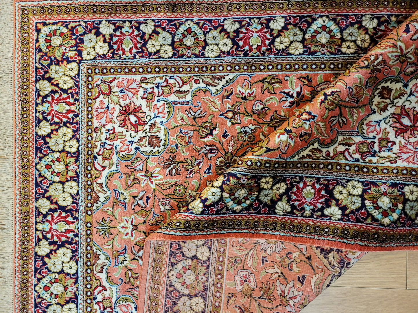 Ghom Seide auf Seide Teppich signiert florales Medaillon feine Knüpfung