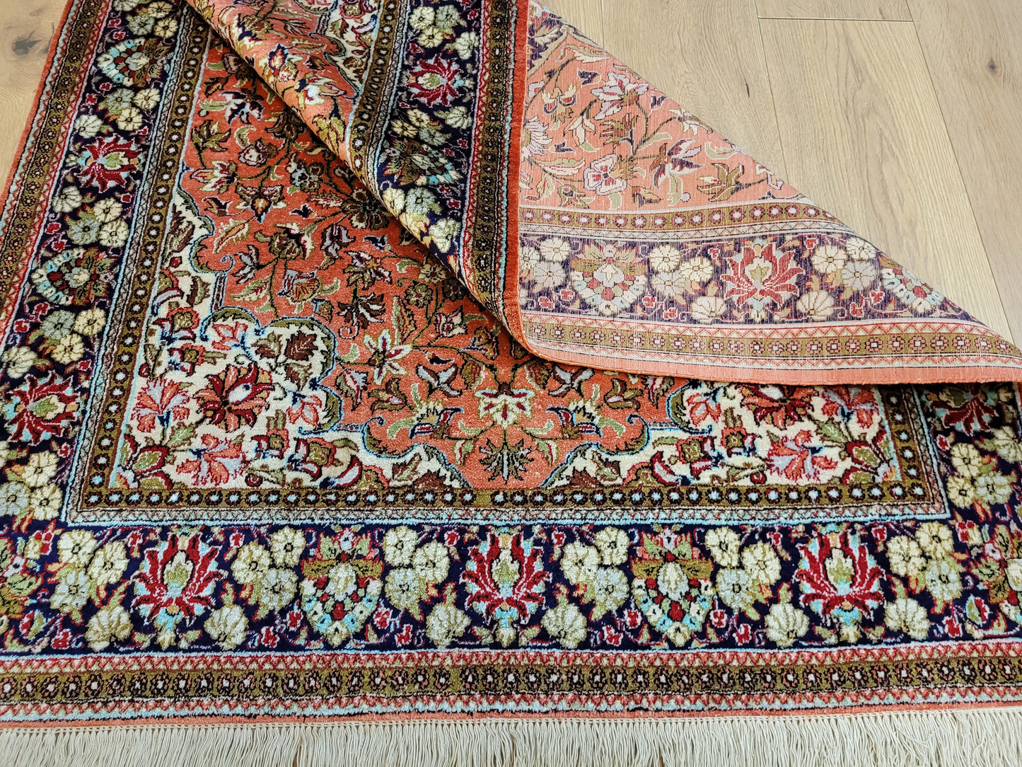 Ghom Seide auf Seide Teppich signiert florales Medaillon feine Knüpfung