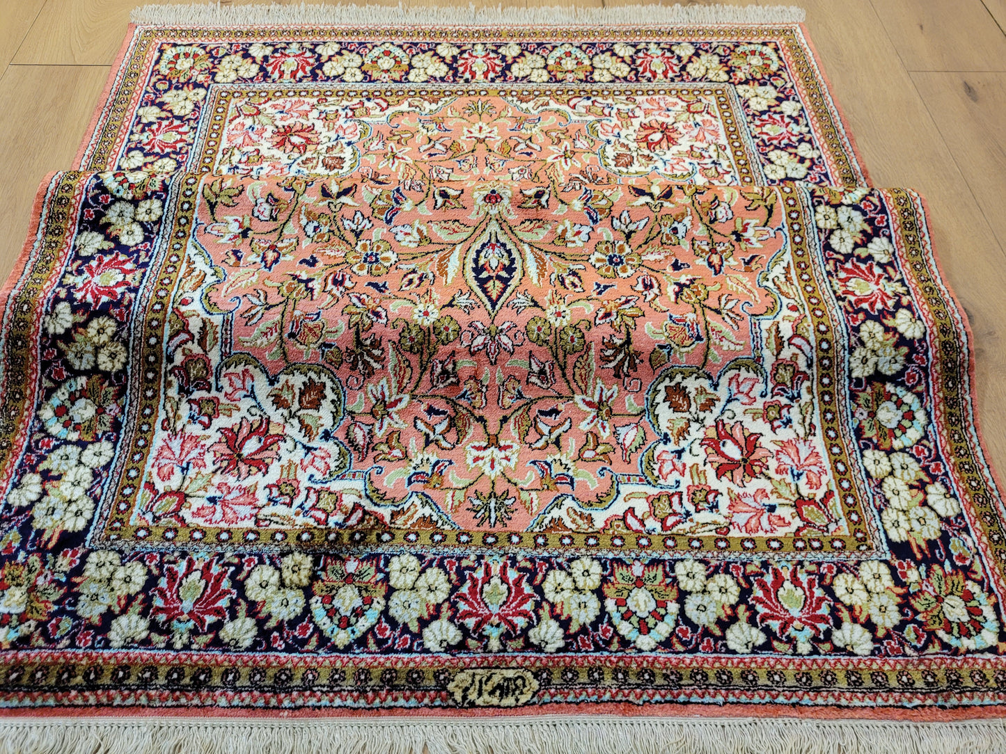 Ghom Seide auf Seide Teppich signiert florales Medaillon feine Knüpfung