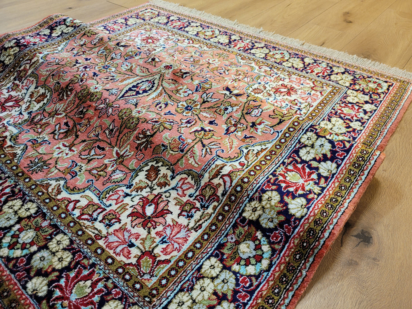 Ghom Seide auf Seide Teppich signiert florales Medaillon feine Knüpfung