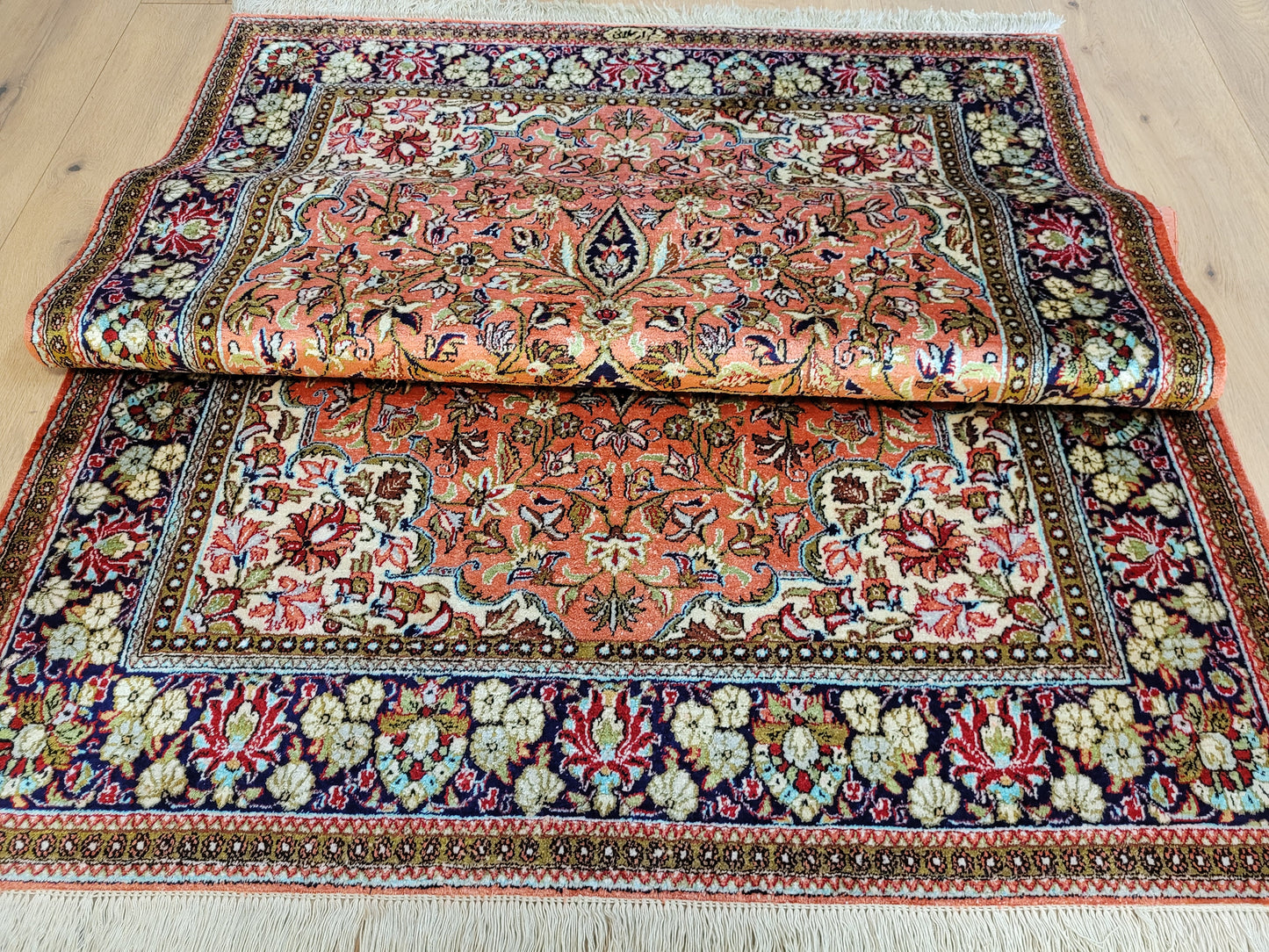 Ghom Seide auf Seide Teppich signiert florales Medaillon feine Knüpfung