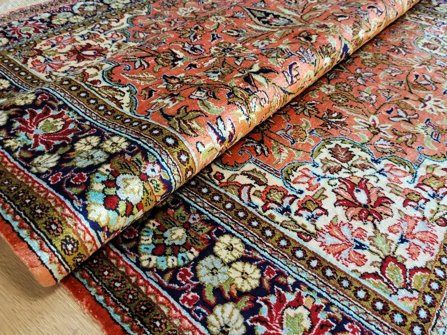 Ghom Seide auf Seide Teppich signiert florales Medaillon feine Knüpfung