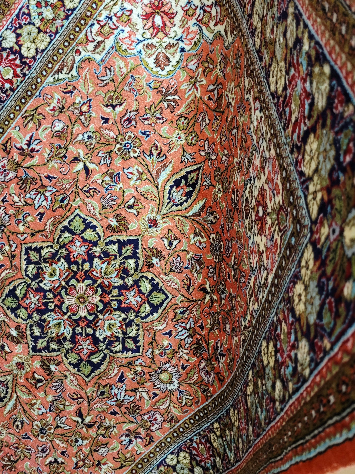 Ghom Seide auf Seide Teppich signiert florales Medaillon feine Knüpfung