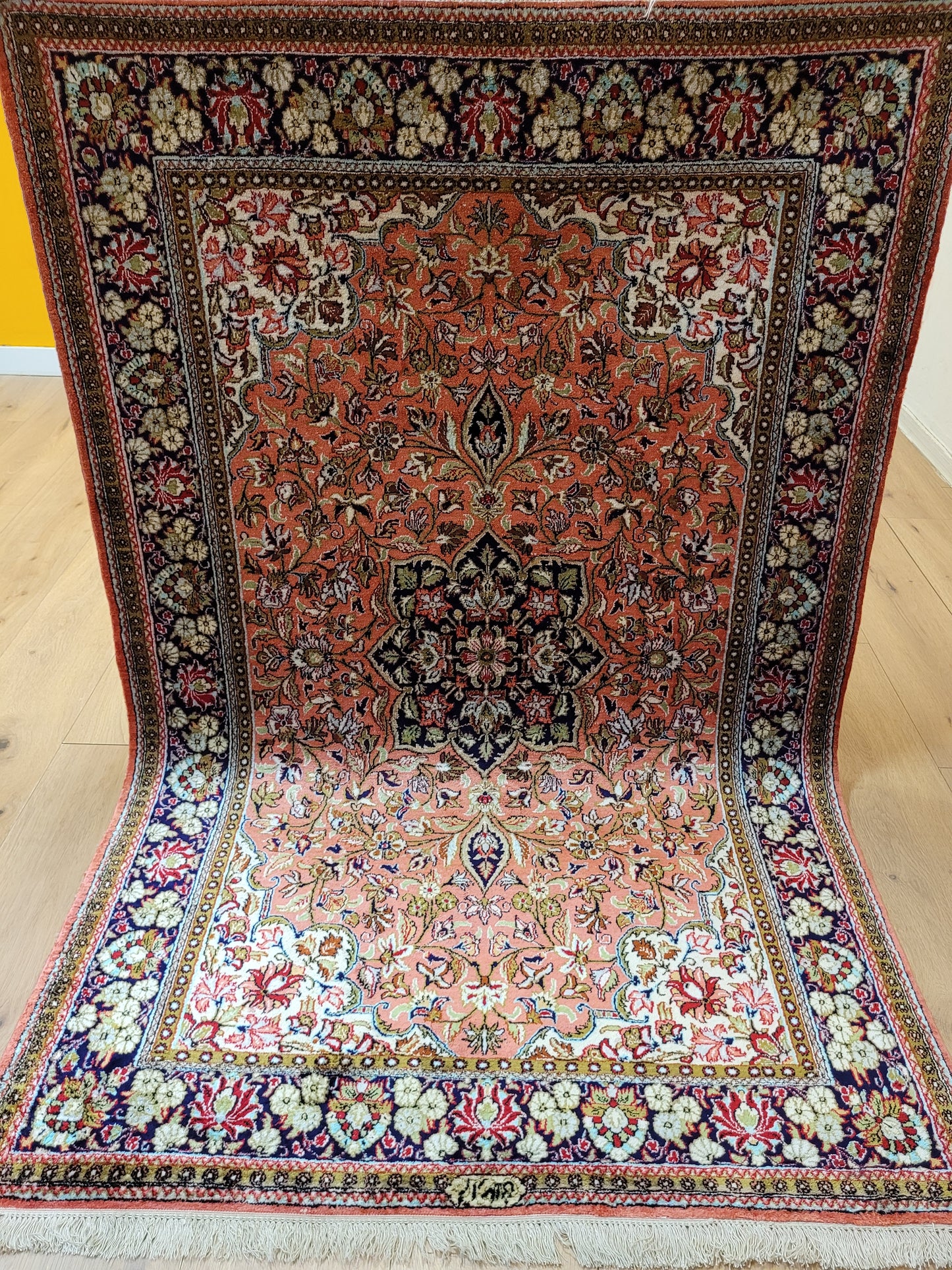 Ghom Seide auf Seide Teppich signiert florales Medaillon feine Knüpfung