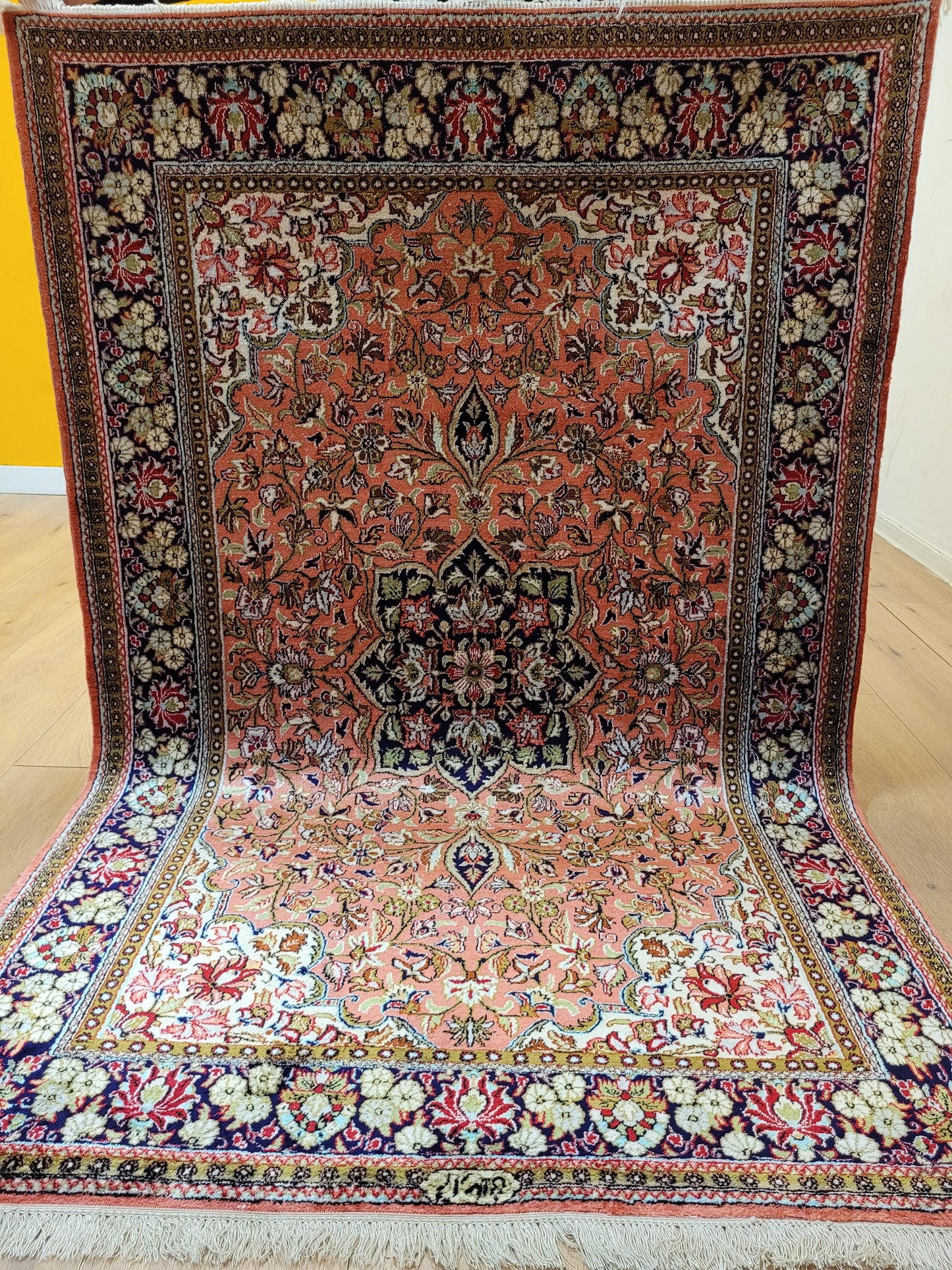 Ghom Seide auf Seide Teppich signiert florales Medaillon feine Knüpfung