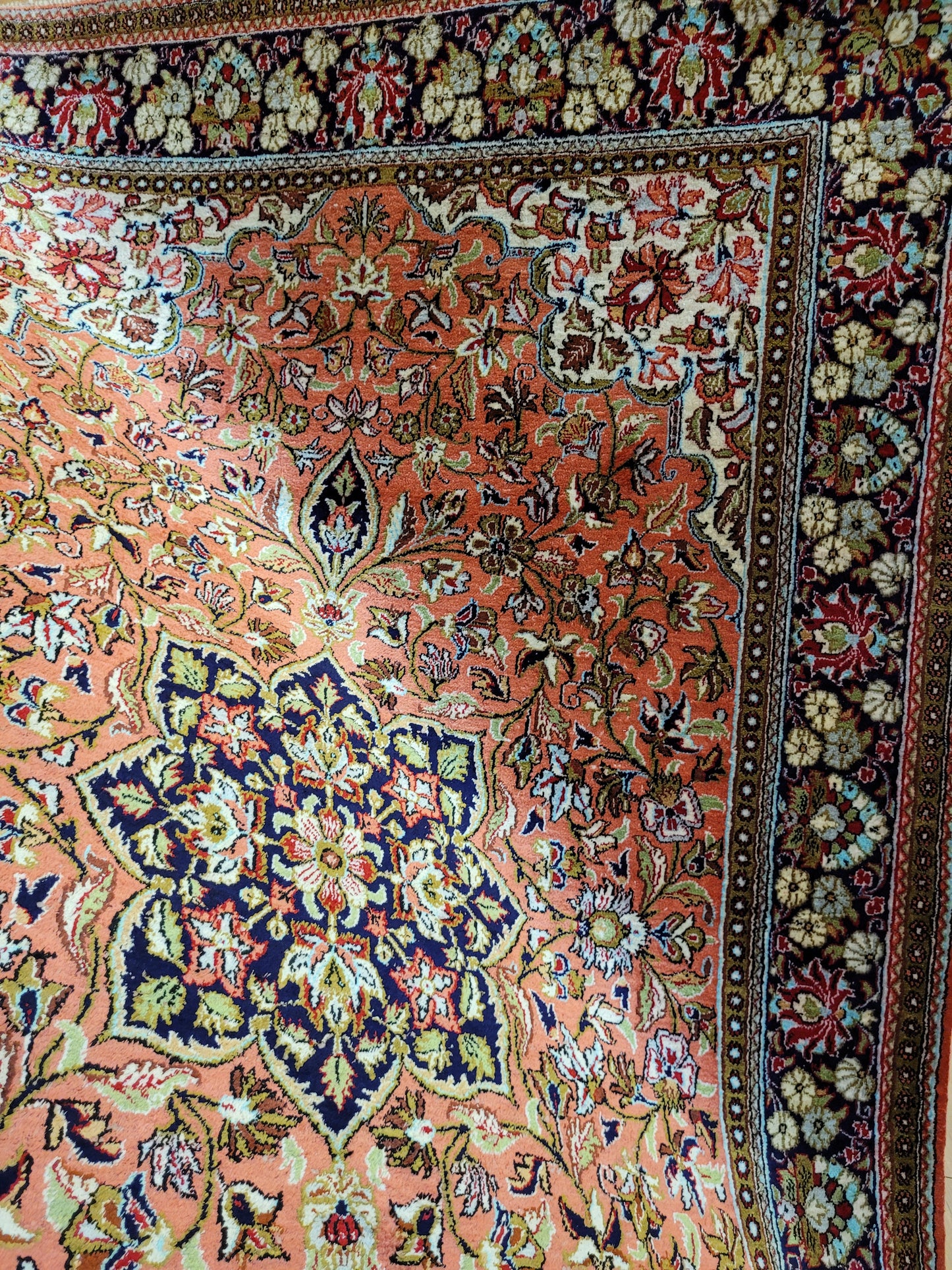 Ghom Seide auf Seide Teppich signiert florales Medaillon feine Knüpfung