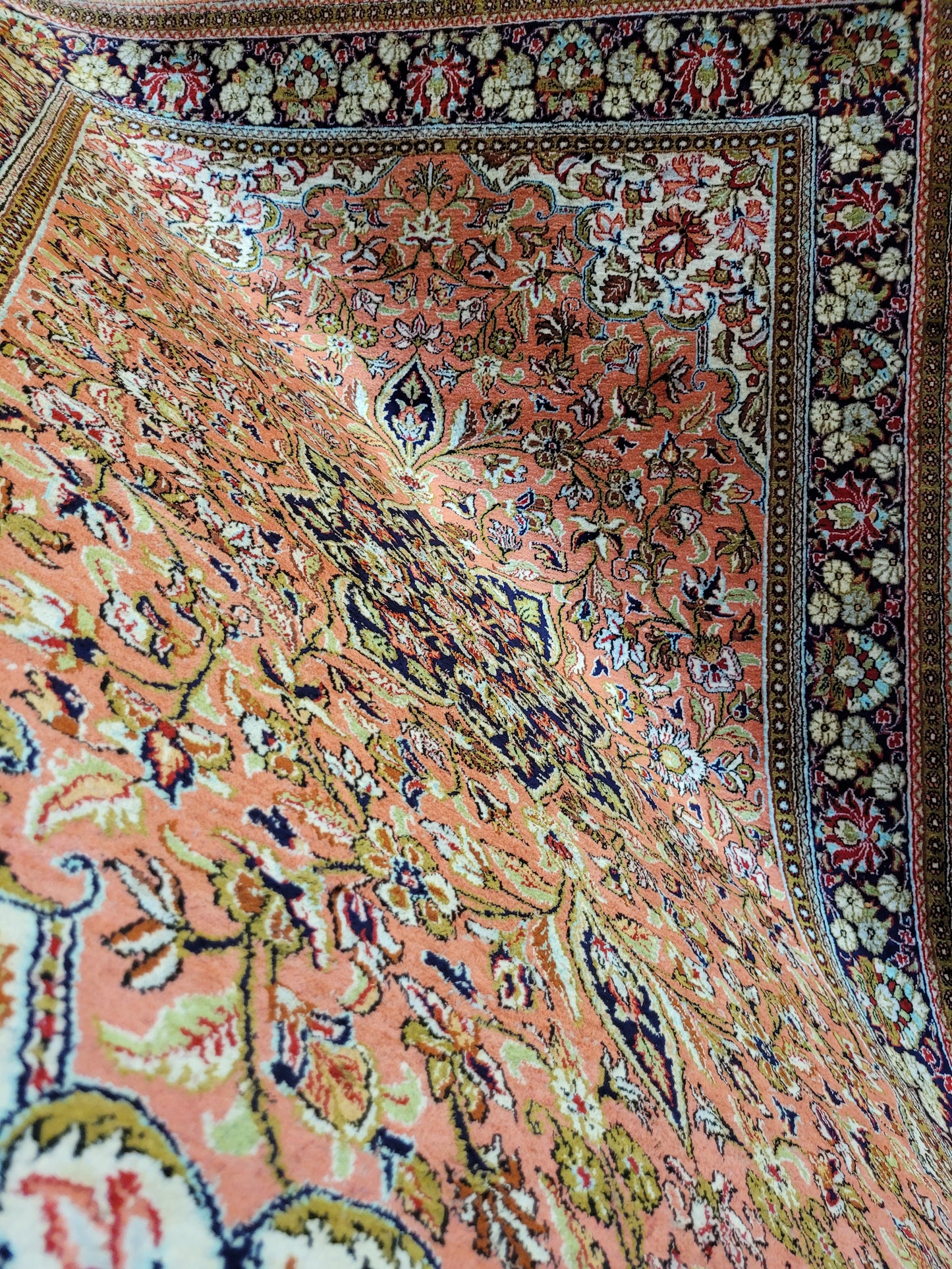 Ghom Seide auf Seide Teppich signiert florales Medaillon feine Knüpfung