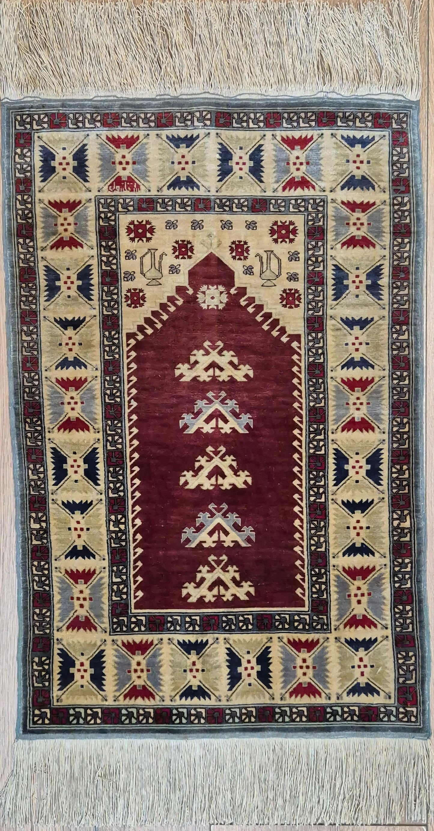 Hereke Seidenteppich Gebetsteppich geometrisches Design fein handgeknüpft