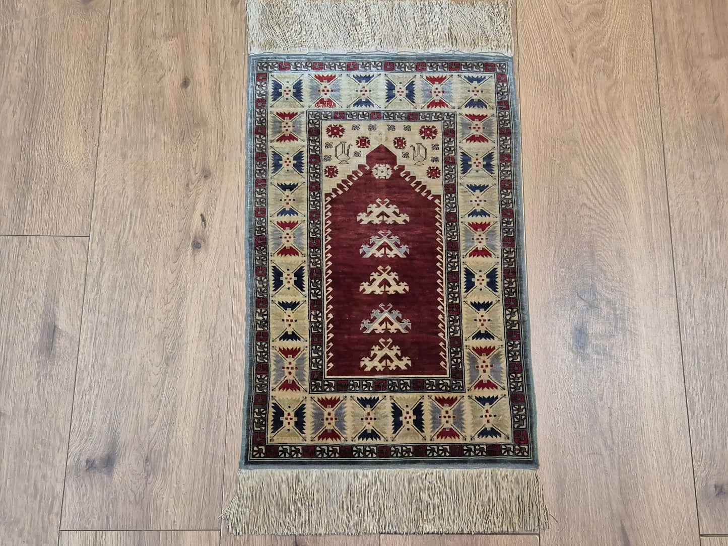 Hereke Seidenteppich Gebetsteppich geometrisches Design fein handgeknüpft