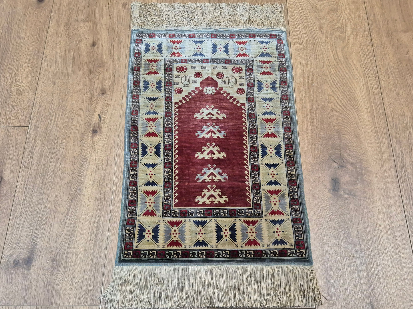 Hereke Seidenteppich Gebetsteppich geometrisches Design fein handgeknüpft