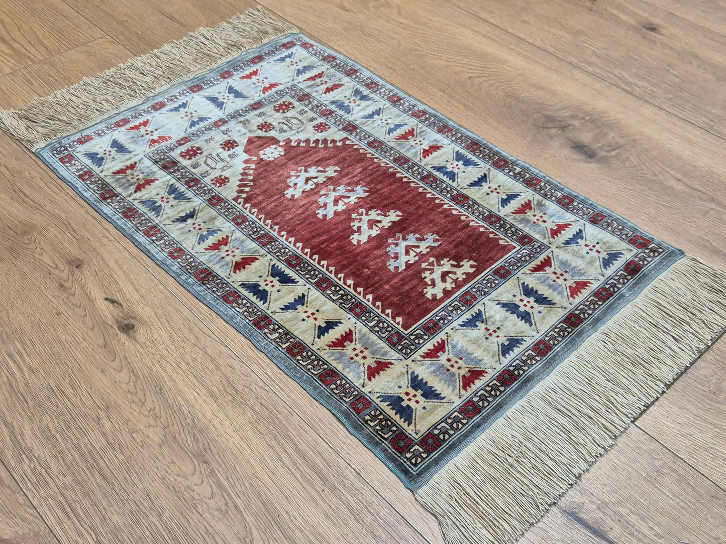 Hereke Seidenteppich Gebetsteppich geometrisches Design fein handgeknüpft