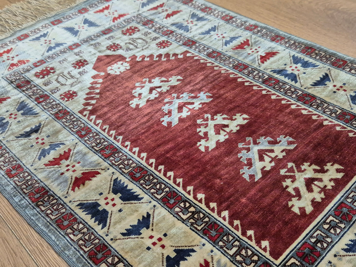 Hereke Seidenteppich Gebetsteppich geometrisches Design fein handgeknüpft