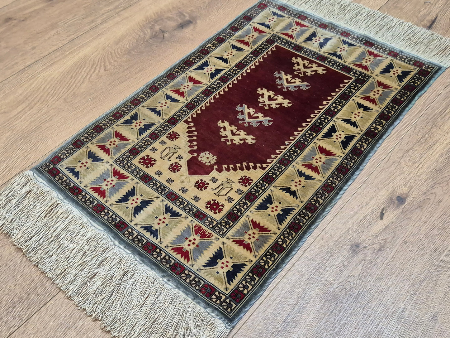 Hereke Seidenteppich Gebetsteppich geometrisches Design fein handgeknüpft