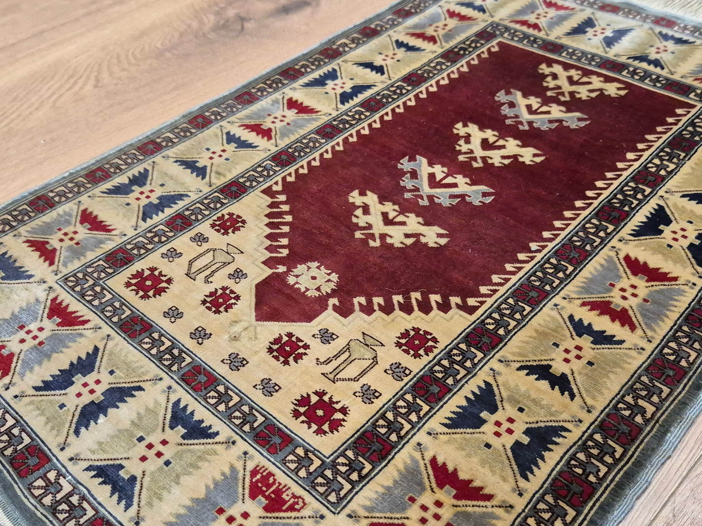 Hereke Seidenteppich Gebetsteppich geometrisches Design fein handgeknüpft