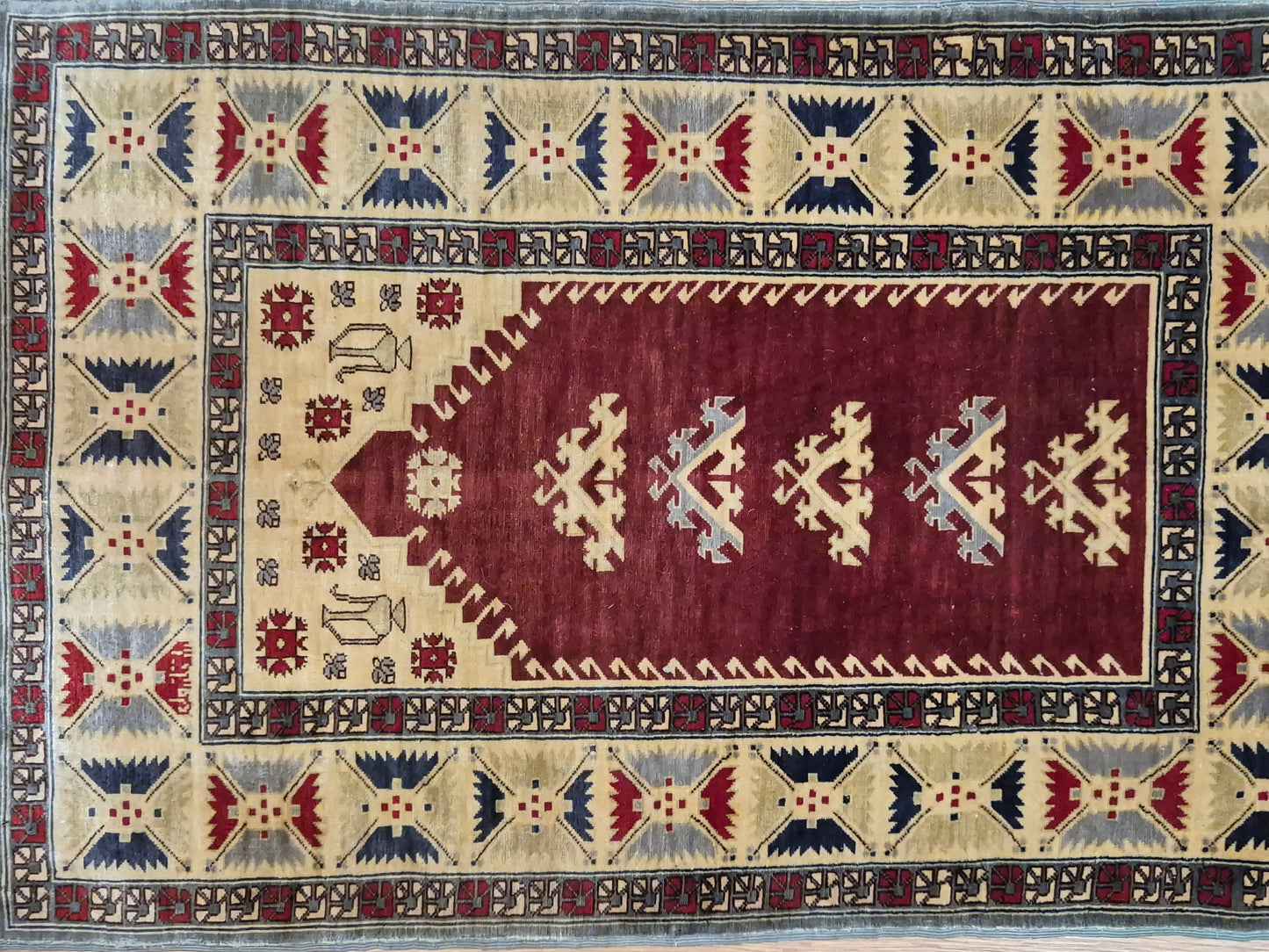 Hereke Seidenteppich Gebetsteppich geometrisches Design fein handgeknüpft