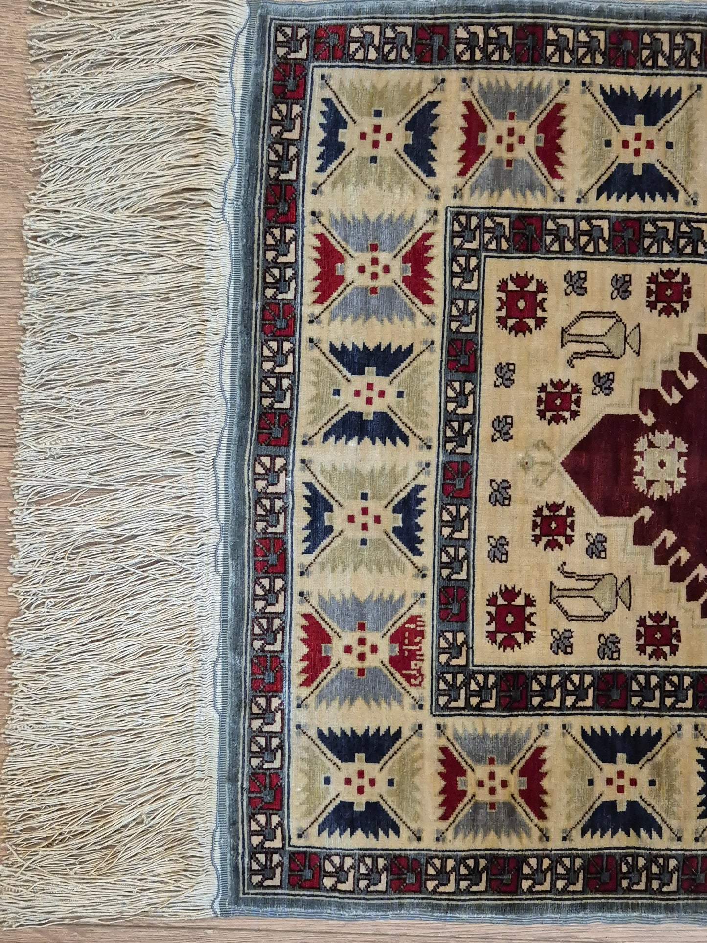 Hereke Seidenteppich Gebetsteppich geometrisches Design fein handgeknüpft