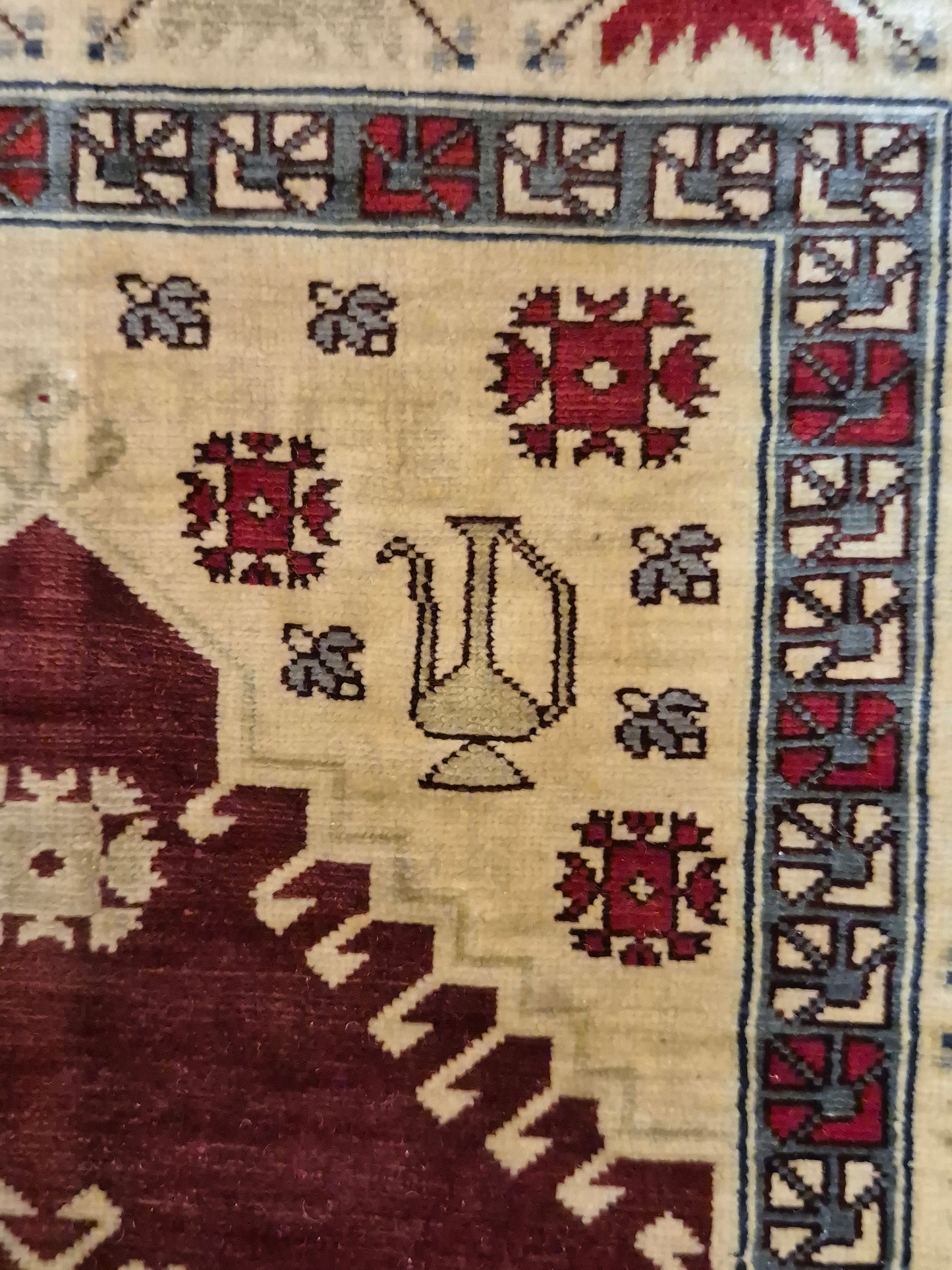 Hereke Seidenteppich Gebetsteppich geometrisches Design fein handgeknüpft