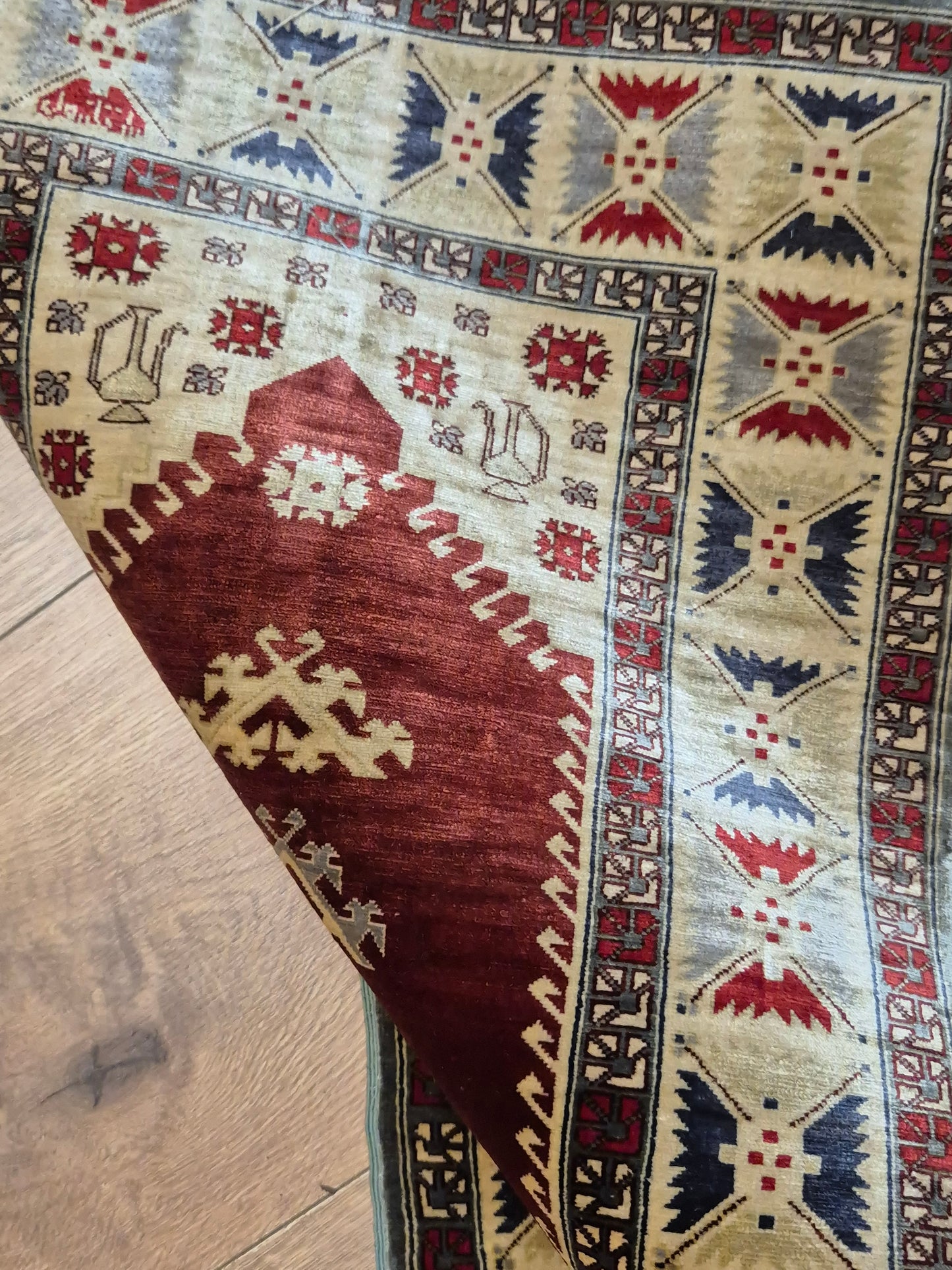 Hereke Seidenteppich Gebetsteppich geometrisches Design fein handgeknüpft