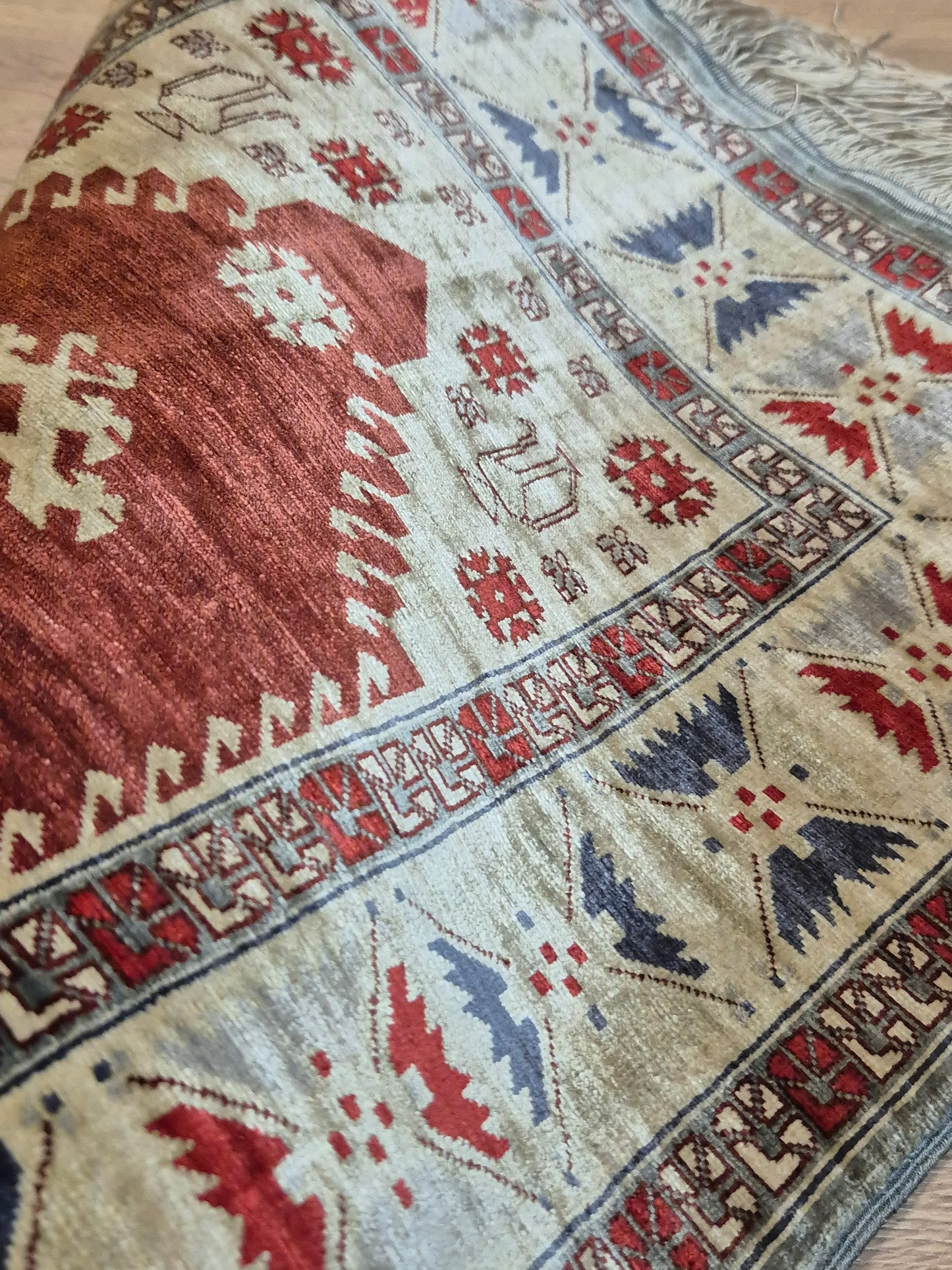 Hereke Seidenteppich Gebetsteppich geometrisches Design fein handgeknüpft