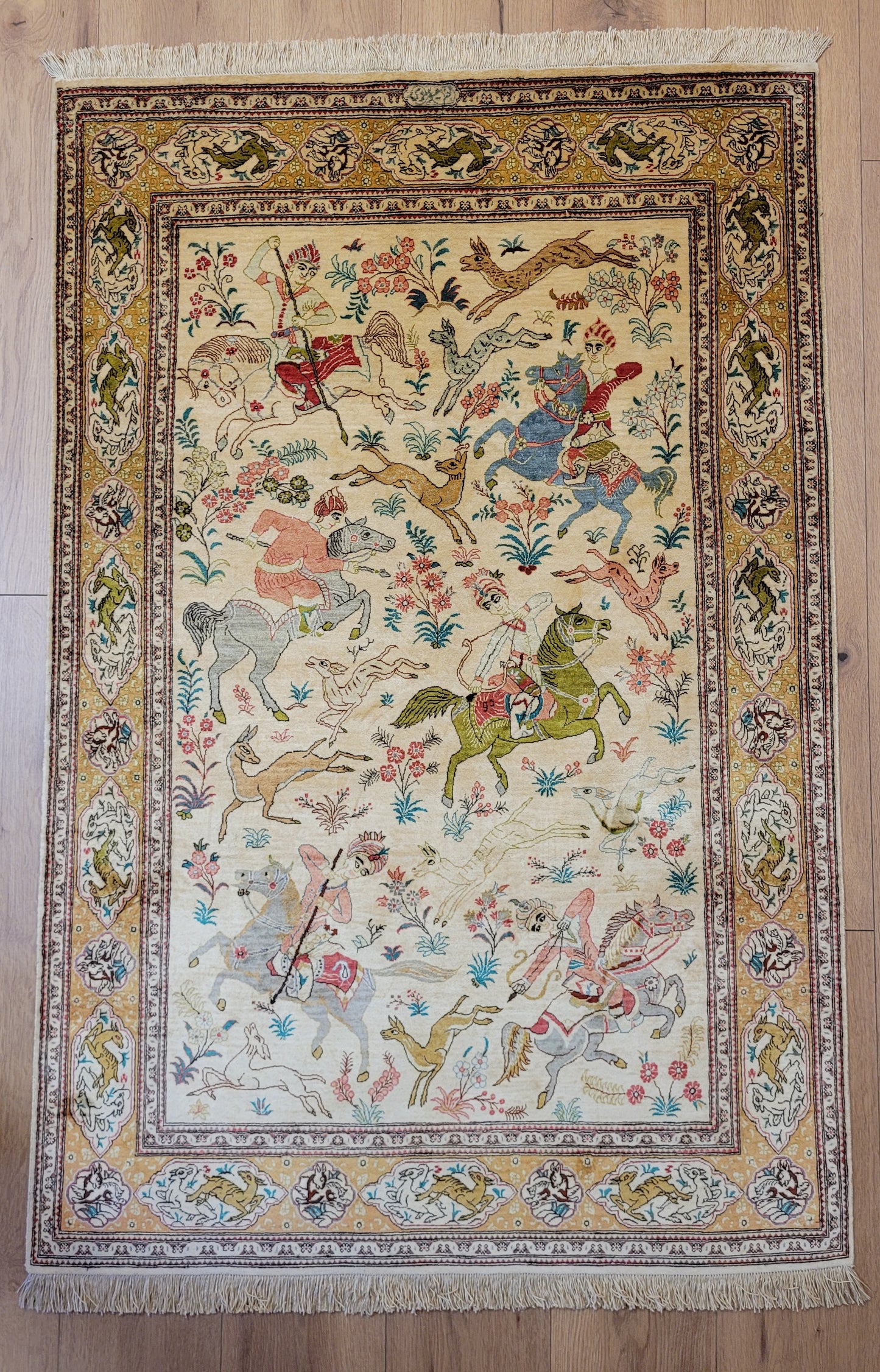 Ghom Seide auf Seide Teppich Jagdszene figürlich fein signiert