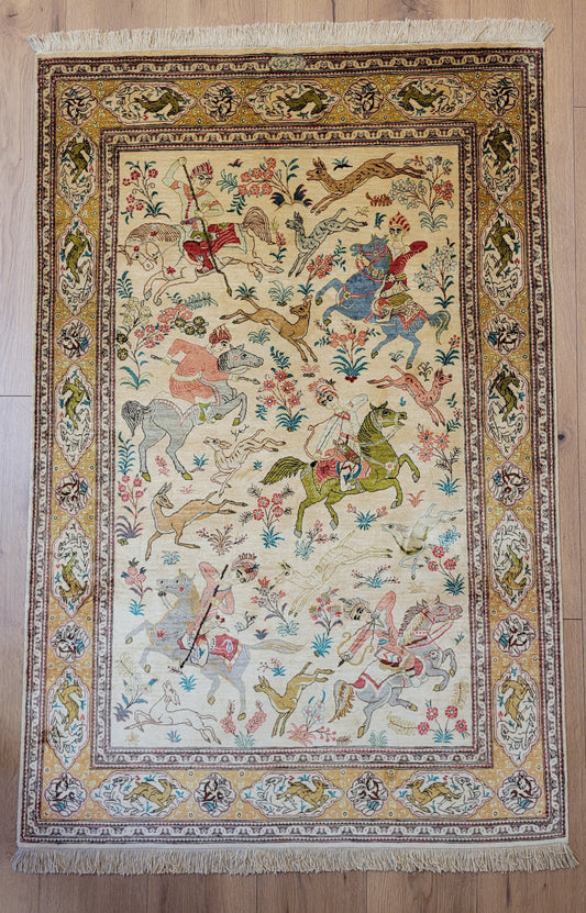 Ghom Seide auf Seide Teppich Jagdszene figürlich fein signiert
