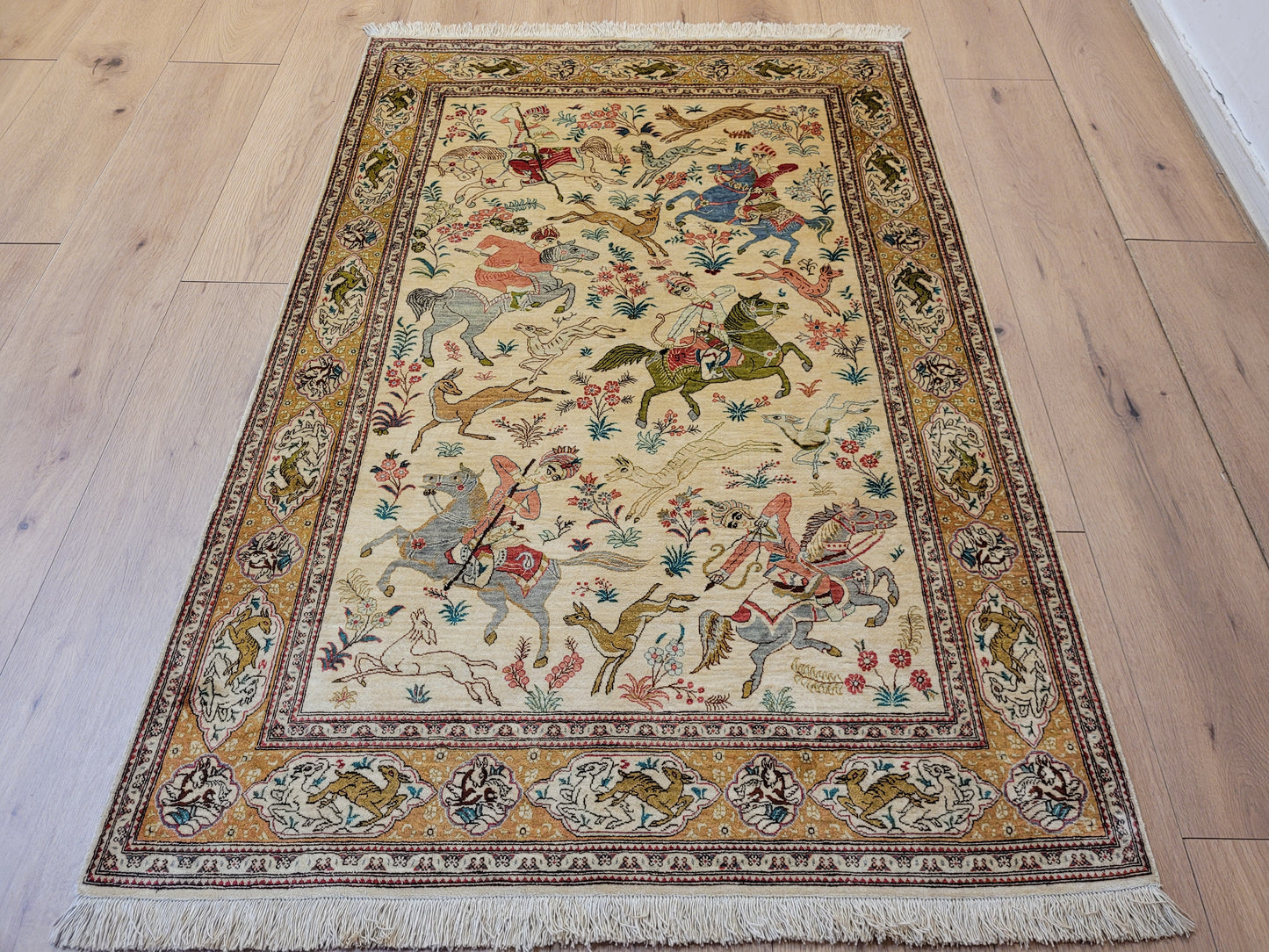 Ghom Seide auf Seide Teppich Jagdszene figürlich fein signiert
