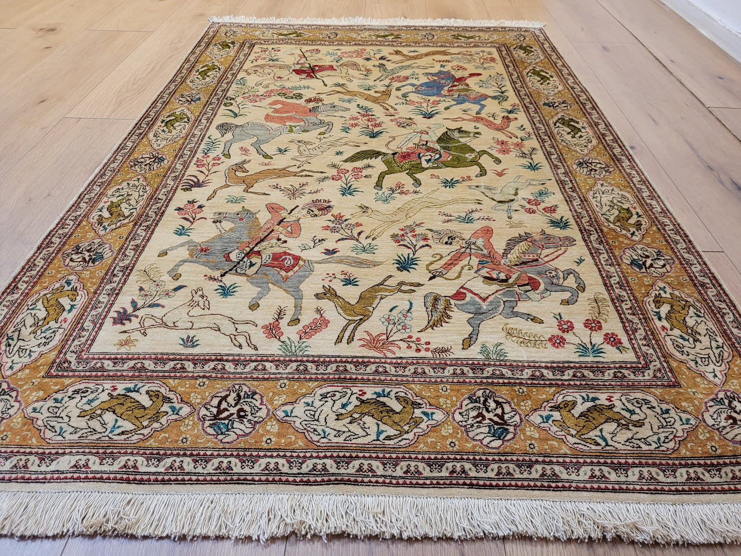 Ghom Seide auf Seide Teppich Jagdszene figürlich fein signiert