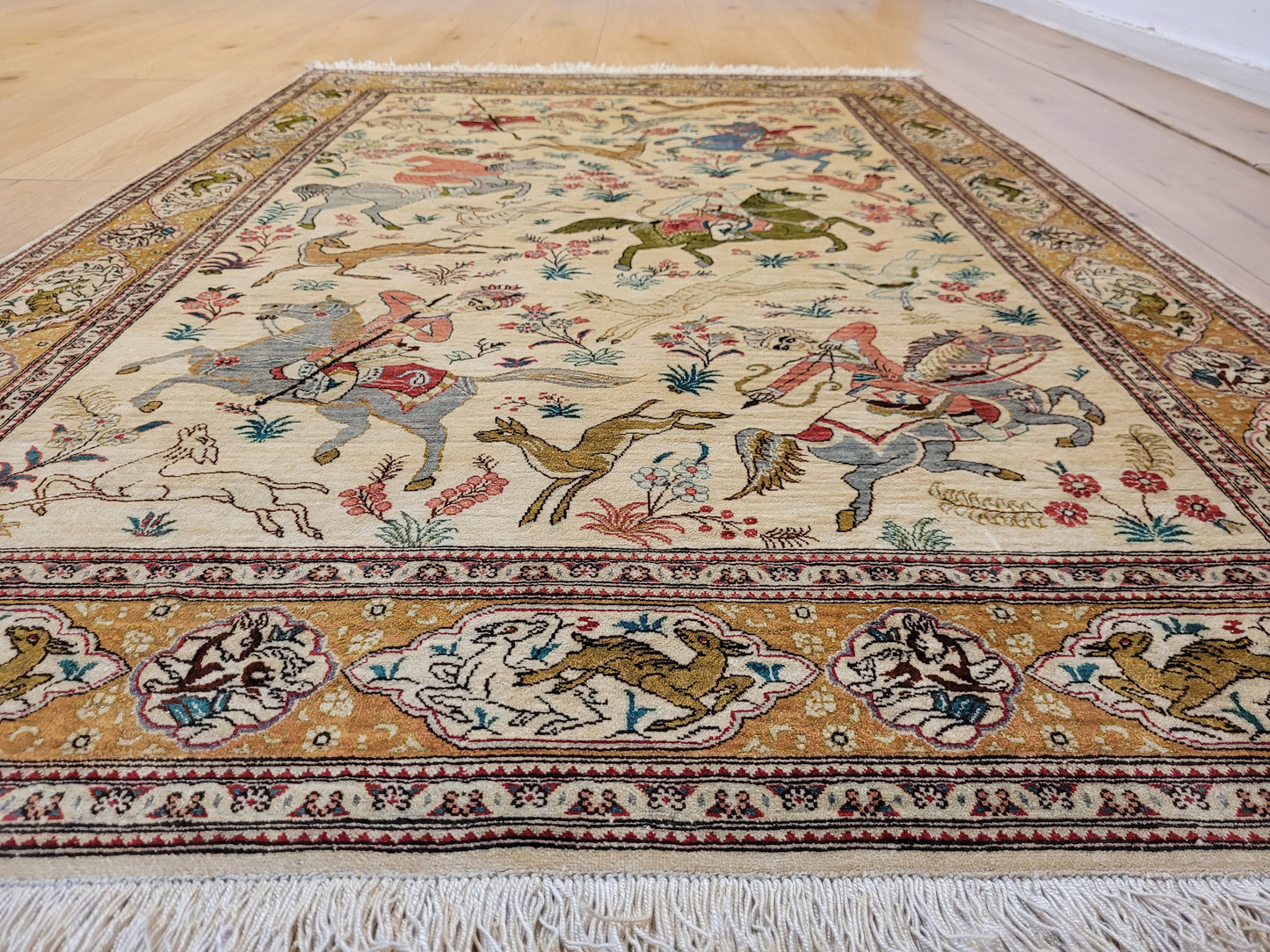 Ghom Seide auf Seide Teppich Jagdszene figürlich fein signiert