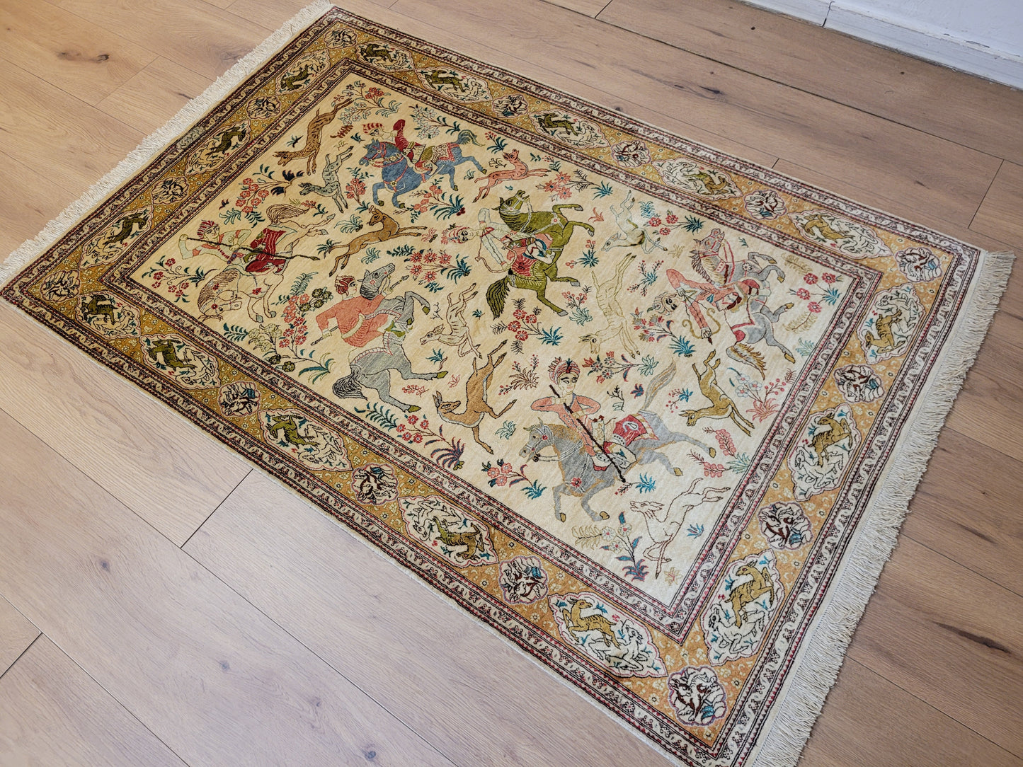 Ghom Seide auf Seide Teppich Jagdszene figürlich fein signiert