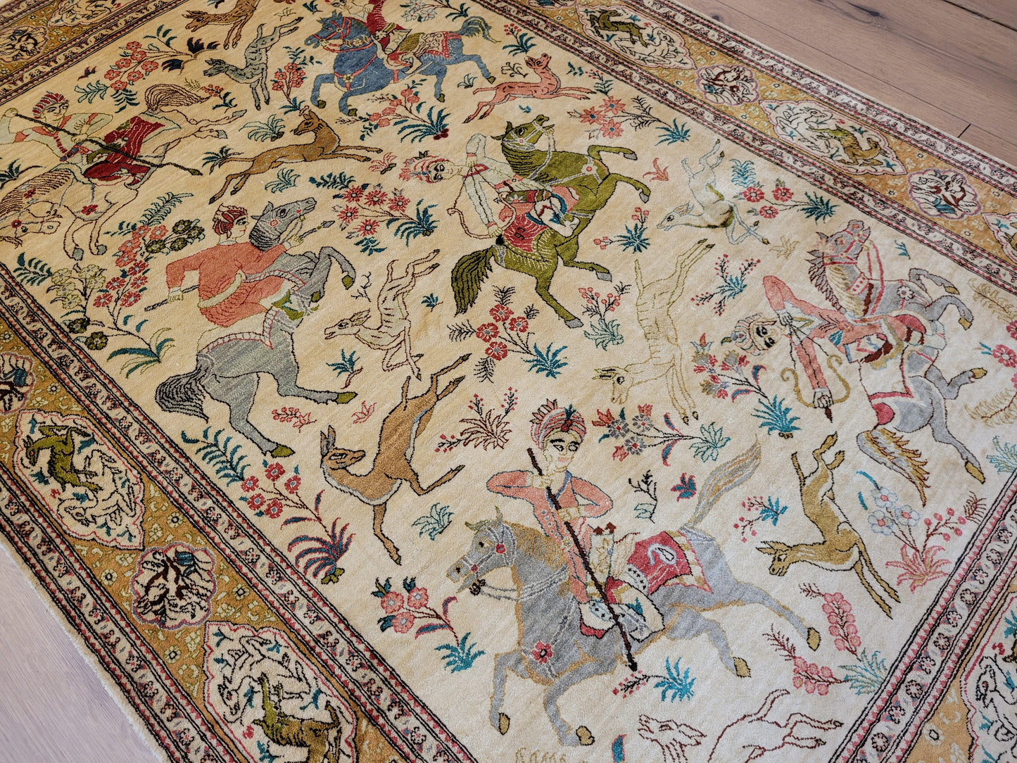 Ghom Seide auf Seide Teppich Jagdszene figürlich fein signiert