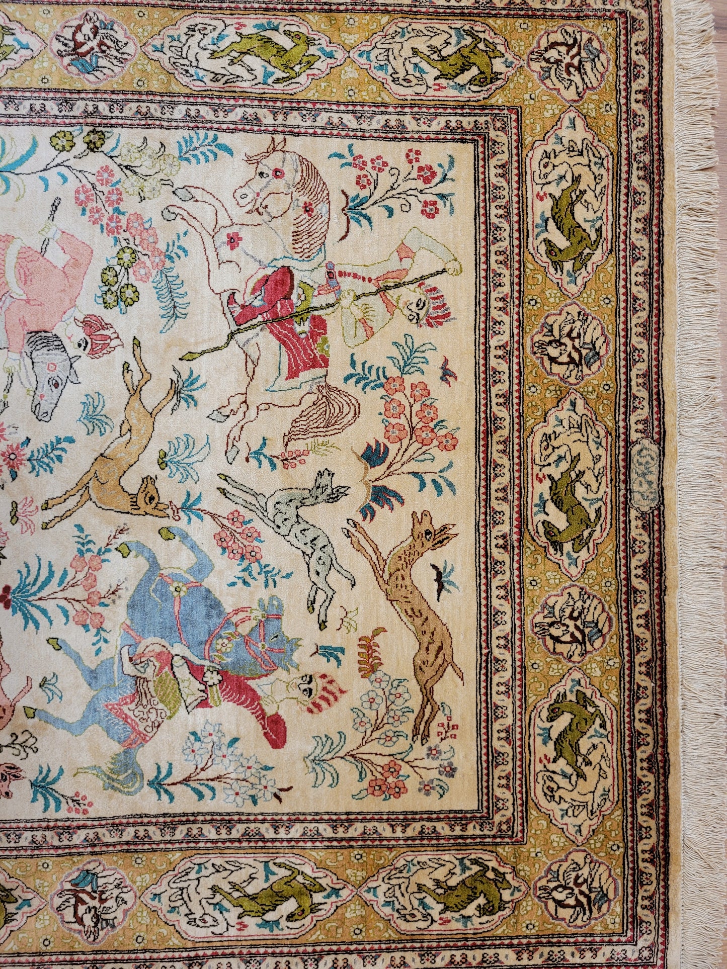 Ghom Seide auf Seide Teppich Jagdszene figürlich fein signiert