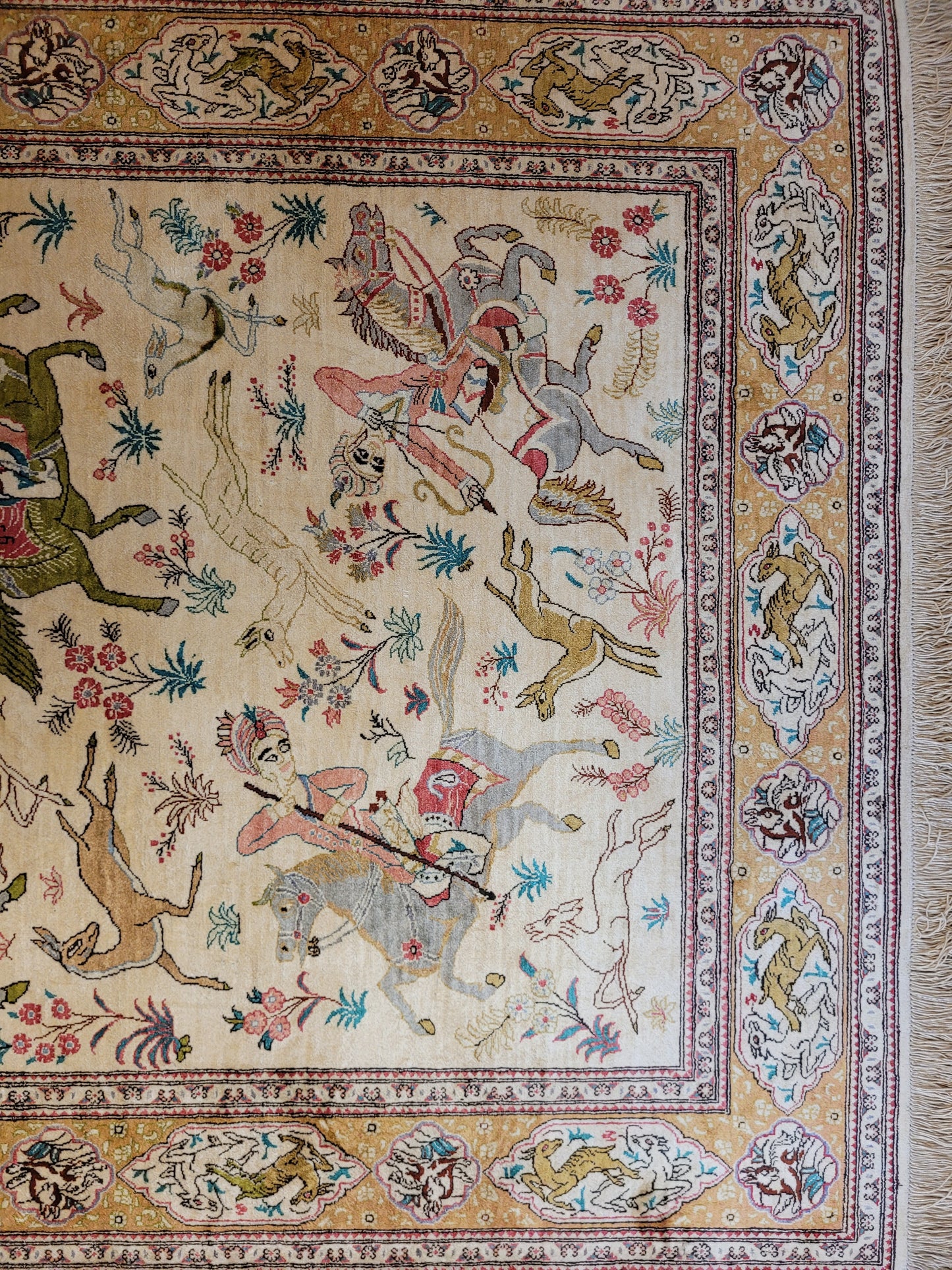 Ghom Seide auf Seide Teppich Jagdszene figürlich fein signiert