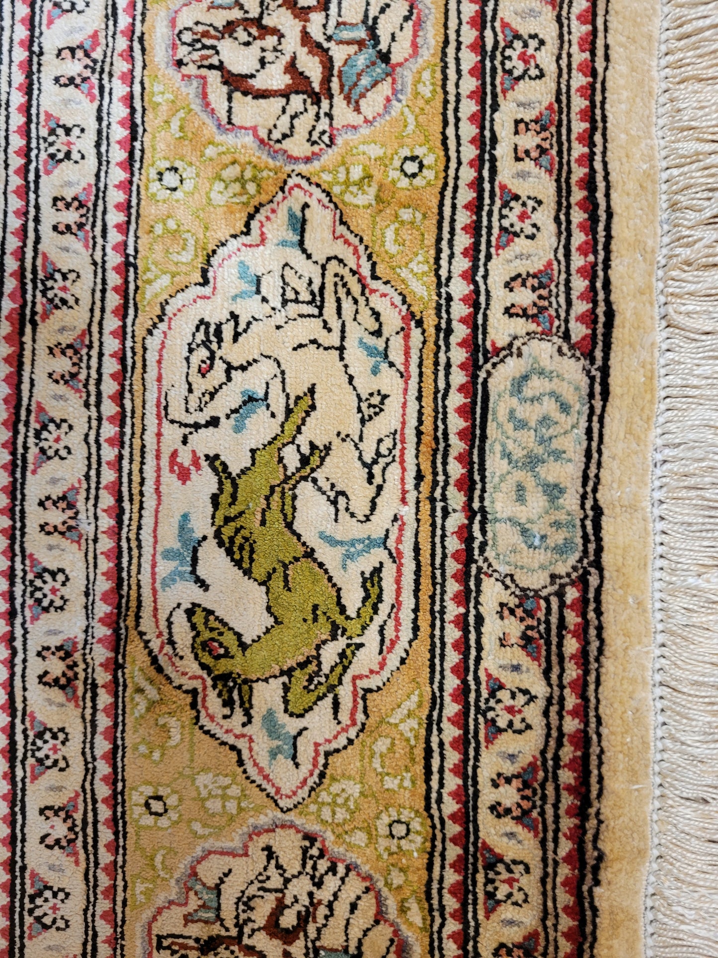 Ghom Seide auf Seide Teppich Jagdszene figürlich fein signiert