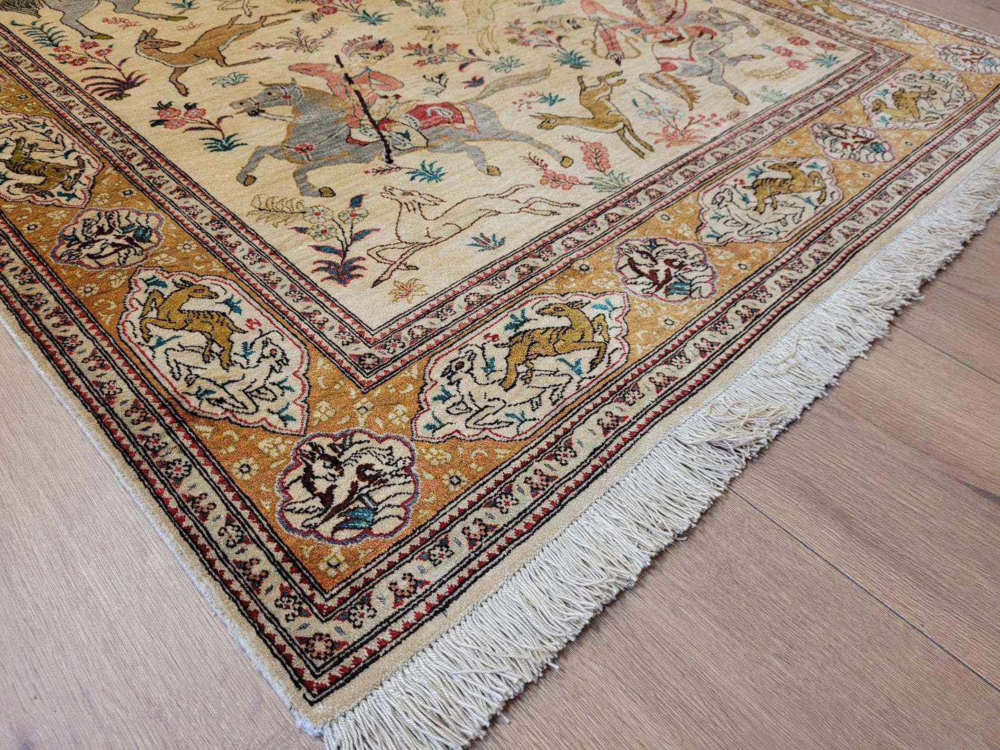 Ghom Seide auf Seide Teppich Jagdszene figürlich fein signiert