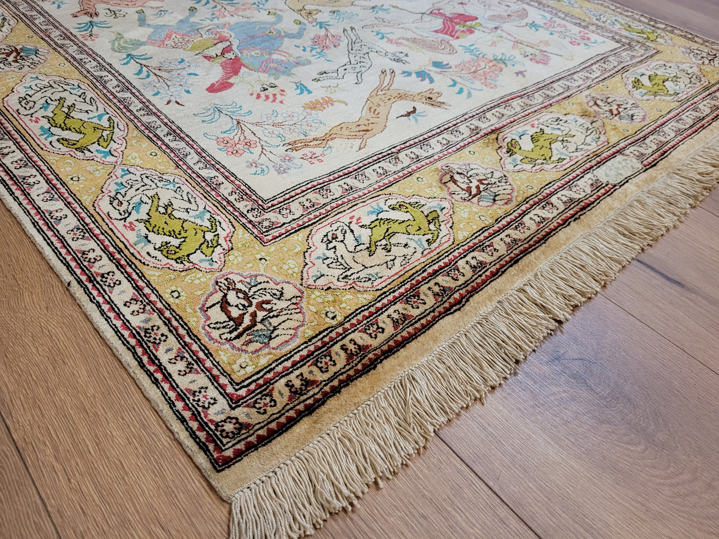 Ghom Seide auf Seide Teppich Jagdszene figürlich fein signiert