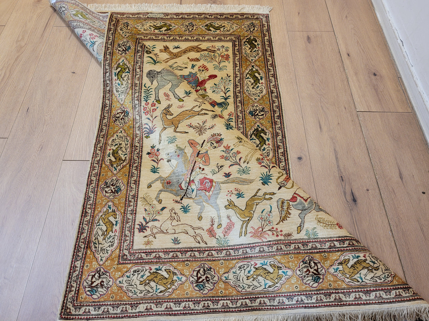 Ghom Seide auf Seide Teppich Jagdszene figürlich fein signiert