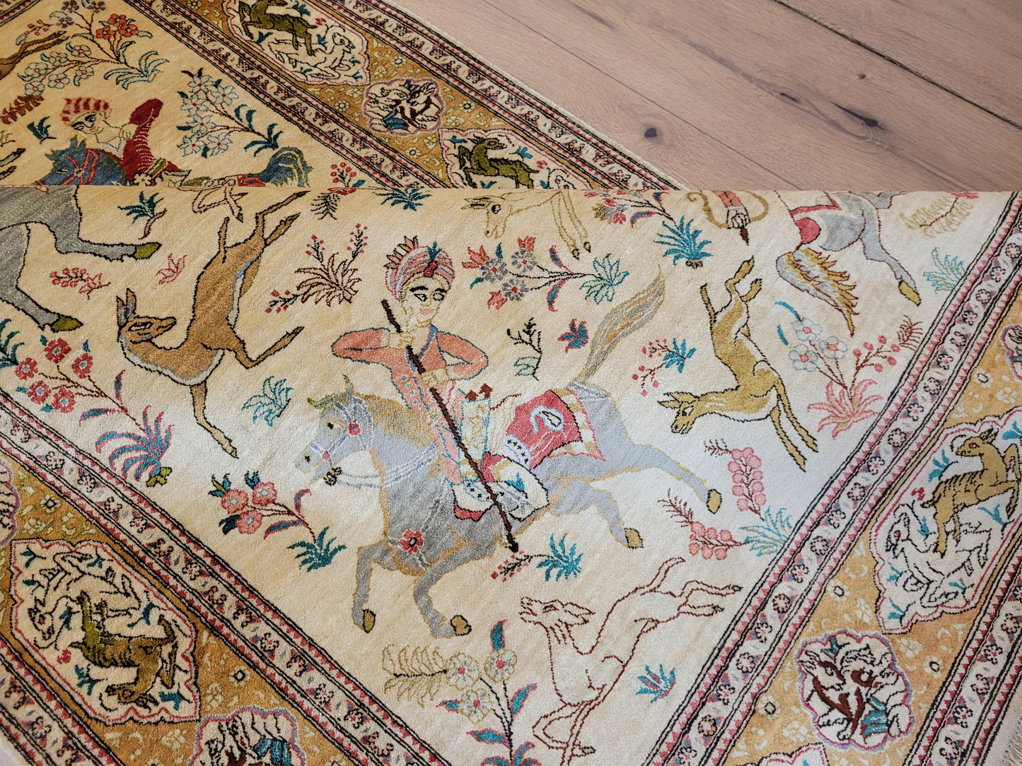 Ghom Seide auf Seide Teppich Jagdszene figürlich fein signiert