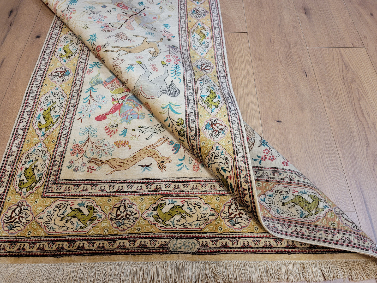 Ghom Seide auf Seide Teppich Jagdszene figürlich fein signiert