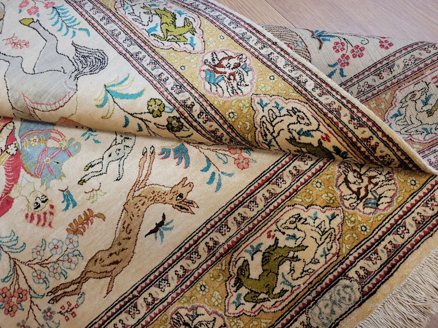 Ghom Seide auf Seide Teppich Jagdszene figürlich fein signiert