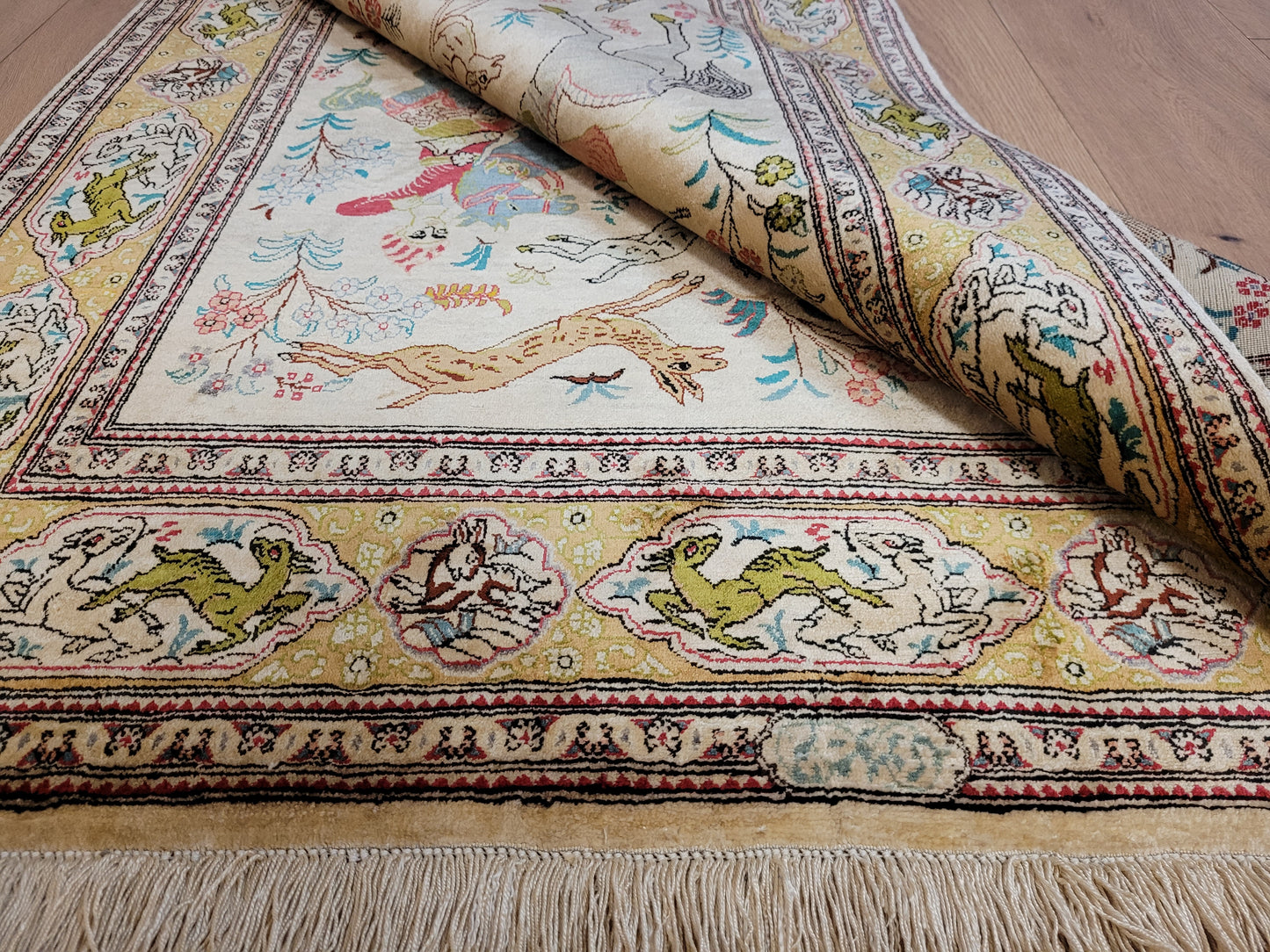 Ghom Seide auf Seide Teppich Jagdszene figürlich fein signiert