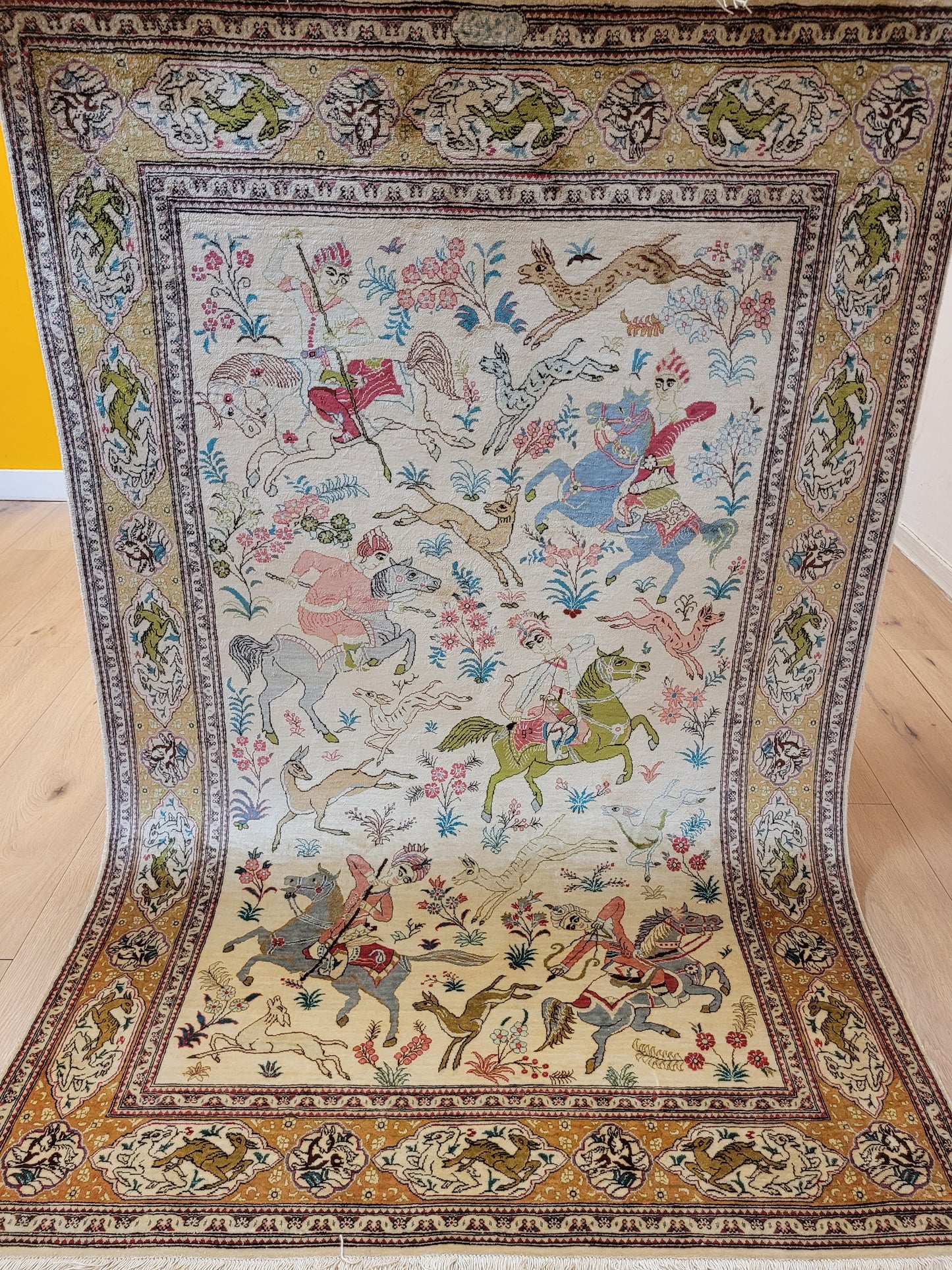 Ghom Seide auf Seide Teppich Jagdszene figürlich fein signiert