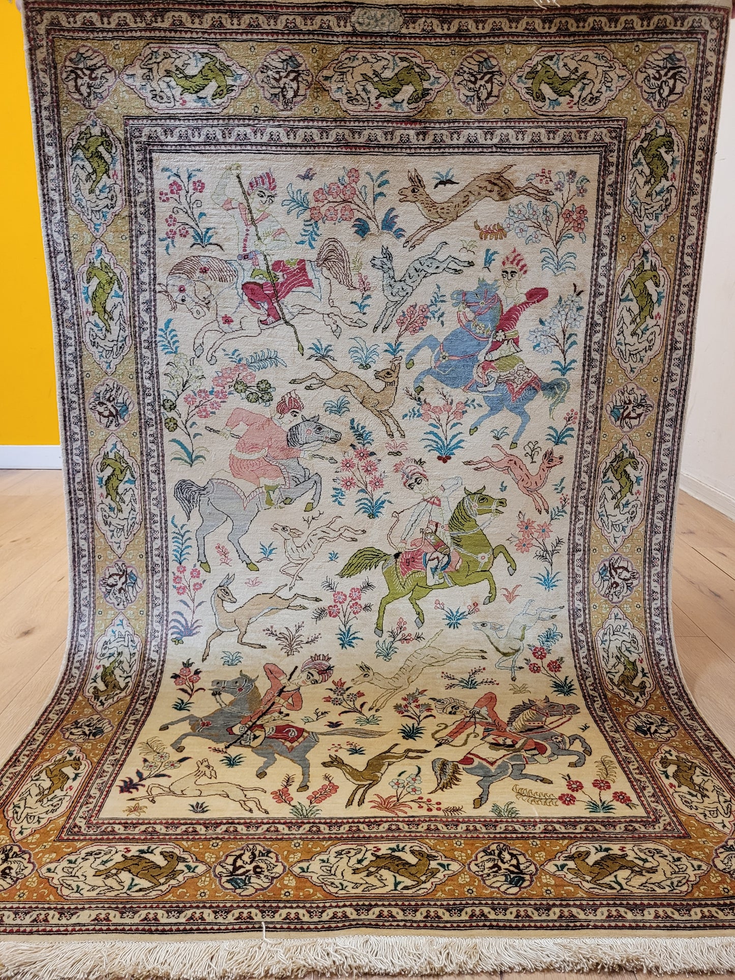 Ghom Seide auf Seide Teppich Jagdszene figürlich fein signiert