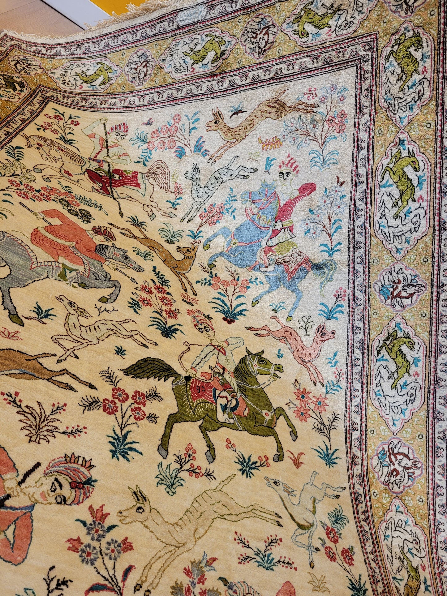 Ghom Seide auf Seide Teppich Jagdszene figürlich fein signiert