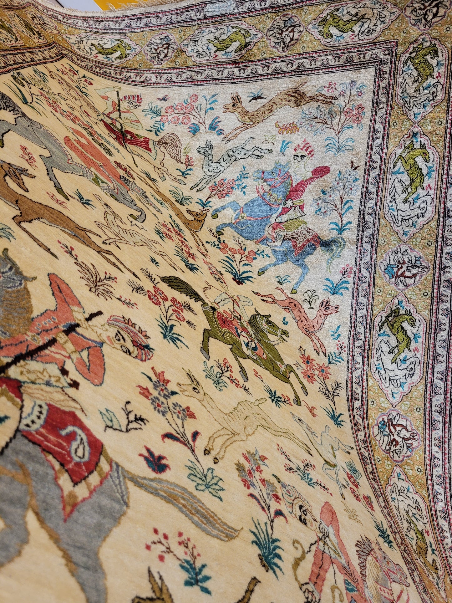 Ghom Seide auf Seide Teppich Jagdszene figürlich fein signiert